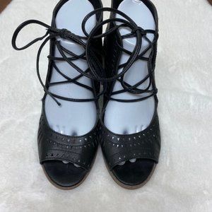 Maurices Carmen Laser Cut Lace‎ up Heel, size 7